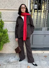 Sobrecamisa oversize color chocolate confeccionada en denim bio certificado con acabados biodegradables y suavizante vegetal de bajo impacto ambiental.