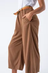 Pantalón marrón de lyocell, corte palazzo, con cintura elastizada y lazo ajustable.