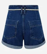 Short baggy de jeans azul oscuro, con cintura alta, trabillas, bolsillos y ruedo doblado. Incluye cinturón de cordón color crudo con borlas.