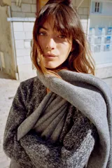 Bufanda rectangular color negro.