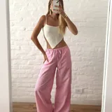 Pantalón de pijama largo rosado con rayas verticales blancas, cintura elástica y corte holgado.