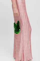 Bolso mini tipo joya color verde esmeralda, cubierto de lentejuelas grandes. Tiene asa de cadena plateada para llevar al hombro.