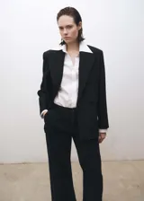 Pantalón de jean negro de corte wide leg, tiro medio y pinzas delanteras.