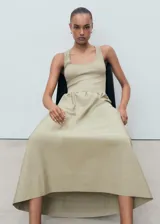 Vestido midi evasé color beige, con tirantes anchos y escote cuadrado.
