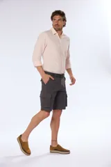 Bermuda cargo color gris oscuro, con bolsillos laterales y traseros con solapa, confeccionada en algodón y elastano. Incluye cinturón de tela con hebilla metálica.