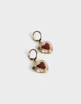 Par de aros dorados tipo argolla con dije de corazón esmaltado en rojo y detalle grabado.
