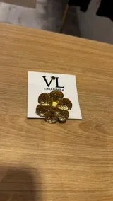 Anillo dorado con forma de flor.