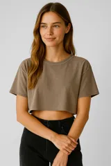 Remera cropped gris con cuello redondo y corte holgado.