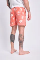 Short de baño color naranja con estampado de estrellas de mar blancas, cintura elástica con cordón ajustable.