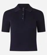 Blusa azul marino de punto acanalado con cuello polo, manga corta, bolsillo en el pecho y cierre frontal con botones.