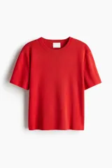 Remera roja de punto fino con cuello redondo y mangas cortas.