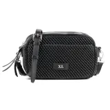 Bandolera negra de símil cuero con diseño texturizado. Tiene formato rectangular, acceso con cierre, correa regulable y herrajes plateados. Cuenta con dos compartimentos, un bolsillo interno con cierre, un bolsillo interno abierto y un bolsillo externo con botón imantado. El interior está forrado en tela de algodón y poliéster.