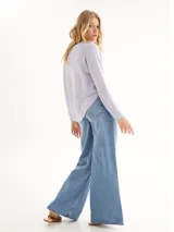Sweater de punto lila con cuello redondo y mangas largas.