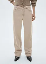 Pantalón de jean color beige, de corte wide leg, tiro bajo, con bolsillos delanteros y traseros.