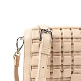 Bandolera beige de cuero sintético con diseño tejido en la solapa. Tiene correa regulable, herrajes plateados y cierre con solapa. El interior está forrado en tela de algodón y poliéster, con un bolsillo con cierre y otro abierto.