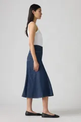Falda midi de jean azul oscuro, corte evasé y tiro alto.