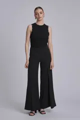 Pantalón palazzo negro de tiro alto.