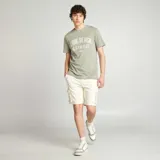 Short de chándal color blanco hueso con bolsillos laterales tipo cargo.