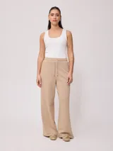 Pantalón deportivo jogger color beige, de pierna ancha y corte holgado.