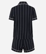 Conjunto de pijama de dos piezas, compuesto por una blusa de manga corta con cuello solapa y abotonadura frontal, y un short con cintura elástica y lazo. El conjunto es de color negro con rayas verticales blancas y ribetes blancos contrastantes.