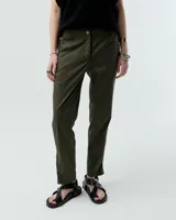 Pantalón largo color verde militar, confeccionado en tela italiana con elastano. Presenta cintura elastizada con cierre y snap metálico, bolsillos laterales con cierre, corte en la pierna trasera y cierre en los ruedos laterales. Largo por los tobillos y tiro medio.