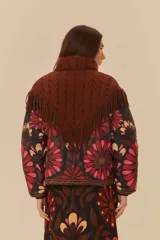 Chaqueta marrón con estampado floral y detalles de crochet y flecos.