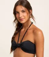 Top de bikini bandeau negro con tirantes finos y detalle de nudo en el centro.