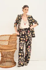 Pantalón de seda con viscosa, estampado con motivos geométricos en tonos marrones, beige y rojo. De calce recto y fluido, con cintura elastizada.