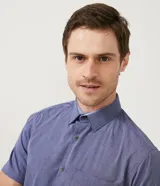 Camisa de hombre de manga corta, color azul con textura maquinetada. Marca Preston Field. Corte social.