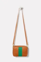 Bolso bandolera rectangular de cuero italiano curtido vegetal, con diseño suave pero estructurado.