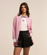 Short negro de cuero sintético, corte runner, con cintura elástica ajustable con cordón y bolsillos laterales.