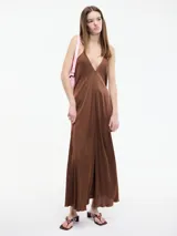 Vestido largo marrón con escote en V y breteles finos.