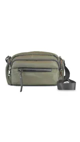 Bandolera verde militar capitoneada en nylon, con apertura superior con cierre y tiradores metálicos, bolsillos internos y bolsillo frontal con cierre metálico. Incluye correa larga regulable para colgar.