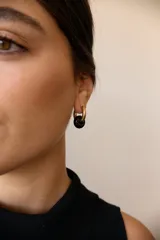 Aros de acero quirúrgico hipoalergénico con piedras naturales azules. Diseño de aro con dije circular colgante.