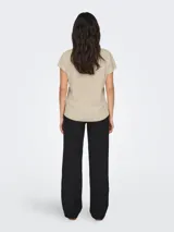 Camiseta color beige con estampado de flores y la palabra "Improve" en la parte superior.