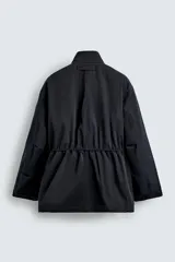 Parka azul marino de tejido técnico, corte relaxed fit, cuello alto ajustable con cordón, manga larga con puños abotonados, cierre frontal con cremallera oculta y solapa con botones a presión, cintura ajustable con cordón interior y bolsillos frontales multifunción de plastrón.