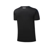 Remera de fútbol negra con cuello redondo y mangas cortas, con el escudo del Real Madrid estampado en el pecho y detalles en azul en los hombros.