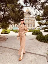 Mono enterito de jean color beige con bordados en bolsillos, cuello y tajos de las piernas.