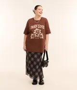 Remera marrón de algodón con cuello redondo y mangas cortas. Estampa frontal con la frase "Deep Love" y flores.