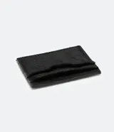 Billetera tarjetera pequeña de piel sintética negra con estampado animal print de leopardo.