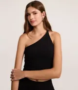 Top ajustado de punto roma color rojo, con diseño de un solo hombro y tirante torcido.