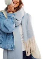 Bufanda manta de tejido suave, color blanco hueso, con flecos definidos en los bordes.