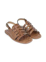 Sandalia chata color beige con estampado croco, hebilla metálica de ajuste en tobillo, forro sintético, plantilla de cuero y suela de TR.