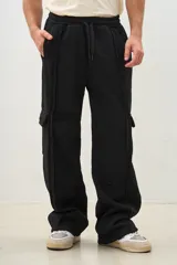 Pantalón jogger negro de corte ancho con bolsillos cargo y cordón ajustable en la cintura.