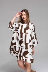 Vestido camisero blanco con estampado de letras marrones, de corte holgado y manga 3/4.