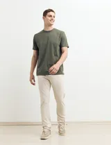 Remera de manga corta color petróleo, de corte recto y cuello redondo.