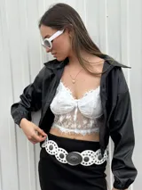 Campera bomber negra de cuero sintético con cuello clásico, cierre frontal y mangas largas con puños elásticos.