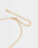 Cadena corta dorada con dije de flor con piedras de zirconia.