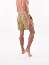 Short de baño con estampado de hojas en tonos celestes, con cinturilla elástica y cordón ajustable.