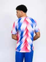 Remera de entrenamiento azul con diseño geométrico en el frente y escudo del Club Nacional de Football en el pecho. Confeccionada en poliéster transpirable.